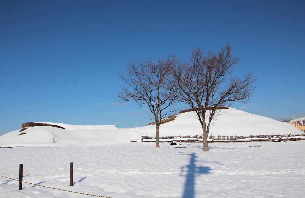 雪も一休みでしょうか　今朝は気温が低いものの雪がふっていません　今日の赤湯冬点描は稲荷森古墳です　古墳では子供たちのそり遊びの場所になっているのでしょうかそりの滑ったあとがみられました　てっぺんに立つと置賜盆地一円が見えます　