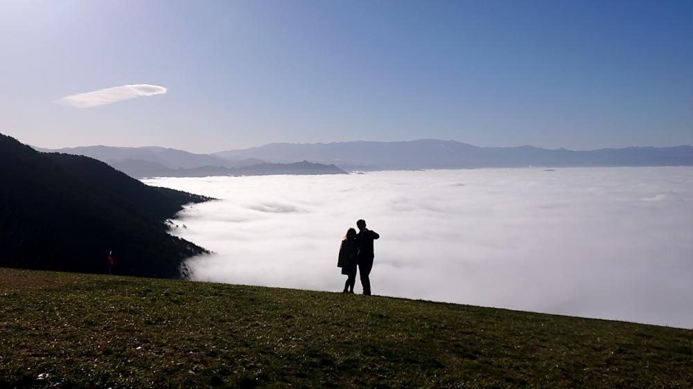 今朝十分一山で雲海を撮ることができました　今日のベストショットをアップします　カップルが仲良く撮影しているところを盗み撮りしました　雲海と二人のシェルエットがステキです