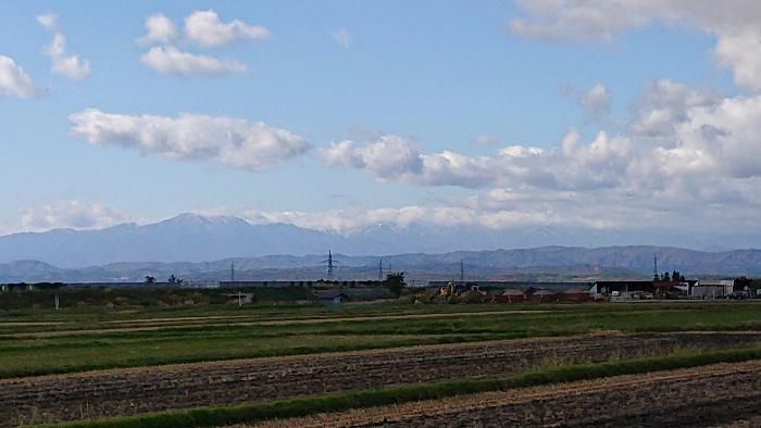 冬到来　朝日岳が初冠雪と報道　写真に写る山に白い雪？