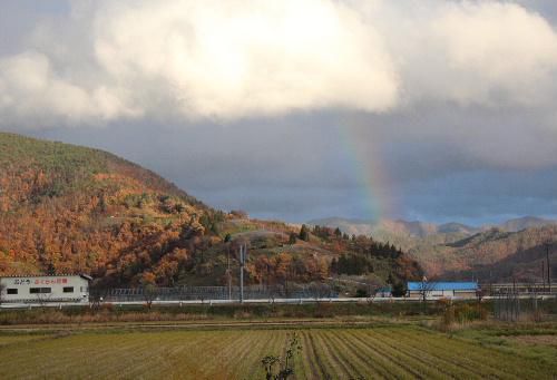 秋の空は気まぐれ模様　晴れたり雨が降ったり曇ったり　晴れ間に紅葉の山に虹
