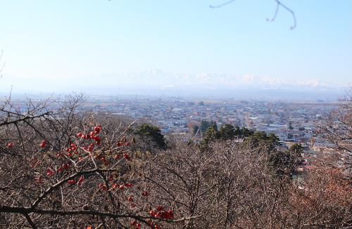 飯豊　朝日の山々が真っ白に冠雪　１２月には珍しく見事に晴れた青空に映える