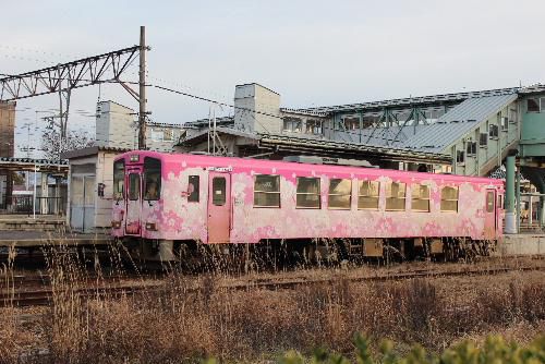 フラワー長井線の列車に花　新幹線とのコラボも
