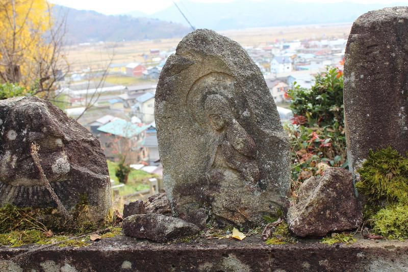 東正寺本堂前に何体かの崩れかけた石仏が立っています　どこか風情のある石仏に思わずシャッターを切りました　なんという仏像でしょうか