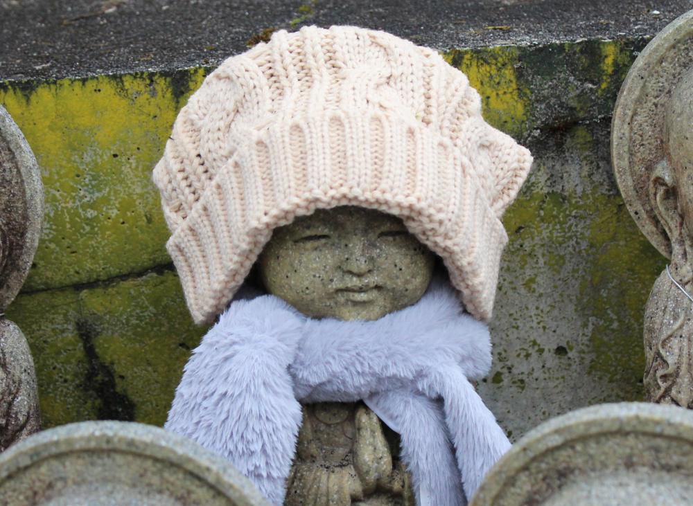 寒くなりました　薬師寺のお地蔵様が寒さに震えるように防寒具を身にまとっています