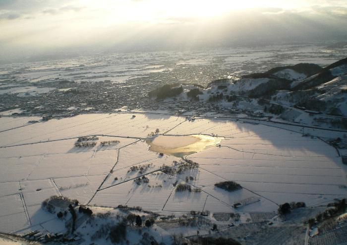 昨日から今朝に欠けて雪が降ったり突然の猛吹雪　「赤湯冬点描４」は十分一山からの白竜湖で南陽市が他に誇れる風景の一つです　