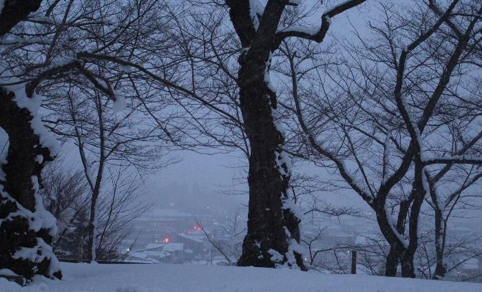 三寒四温　繰り返しながら春がやってきます　赤湯の夕景を撮りたくて烏帽子山公園に上ってみました　まだ雪が降り積もり冬そのものの風景でした　南からは梅や桜のたよりもちらほら聞こえてきました　春よこい早くこい