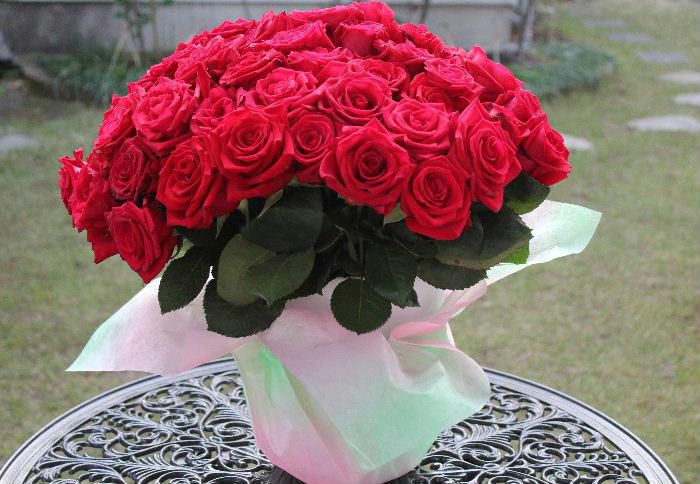 ５０本の真っ赤なバラが咲いていますといっても今年結婚５０年の金婚式に届いた花束です　二人とも元気でこの歳まで生きてきたことに感謝しています　この先のことは本当にどうなるかわかりませんが自然の美しさを力に頑張って生きていきます