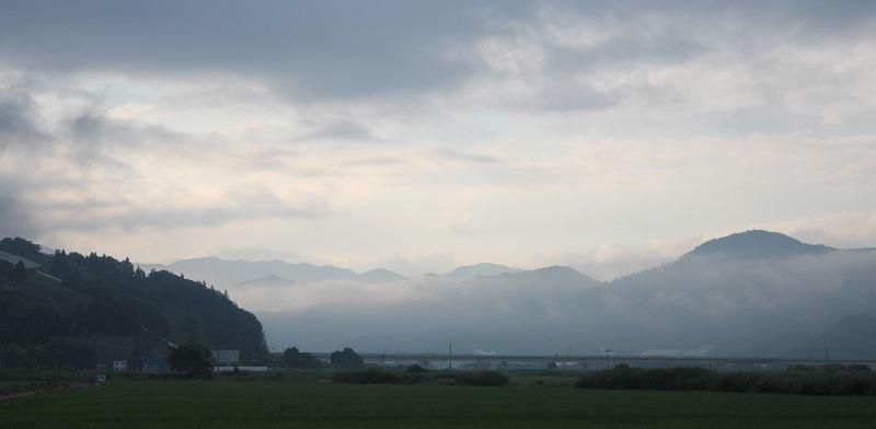 夜明け前の東の山に霧が漂い　朝霧にかすむ山並みが夏の朝の風景を映し出してくれています　明日は雨　台風も来る予報です