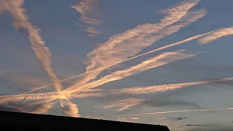 昨日(9月10日)の夕方　西の空に飛行雲が乱れ飛ぶように夕陽に輝いていた　思わずスマホのシャッターを切った１枚である