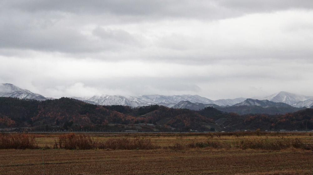 朝から冷たい雨模様です　季節は秋と冬の間を行たり来たりしています　周りの山々も紅葉から白い雪になりました　田んぼが一面真っ白になるのもまもなくです