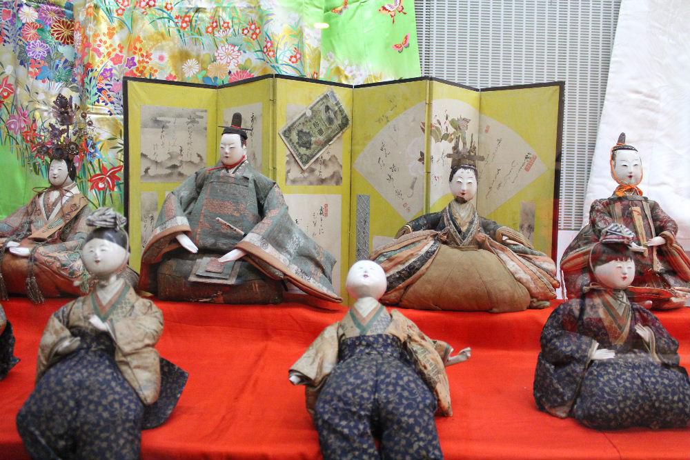 「結城豊太郎記念館」のひな人形展その２　南陽市内に残されている古今雛や享保雛、貝で創られた雛人形などが華やかに展示されています