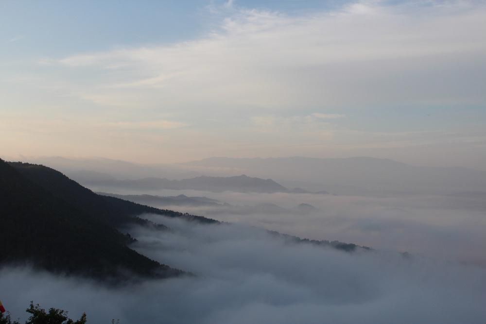 朝起きると深い霧に覆われ赤湯の風物詩の一つ「雲海」が見れる季節になりました　早速車で十分一山に登り「雲海」を撮ってきました　現地で見るような雰囲気はお伝えできませんがその美しさを感じてください　ぜひ天気予報が晴れで霧がでているときは見ることができますので一度ご覧ください
