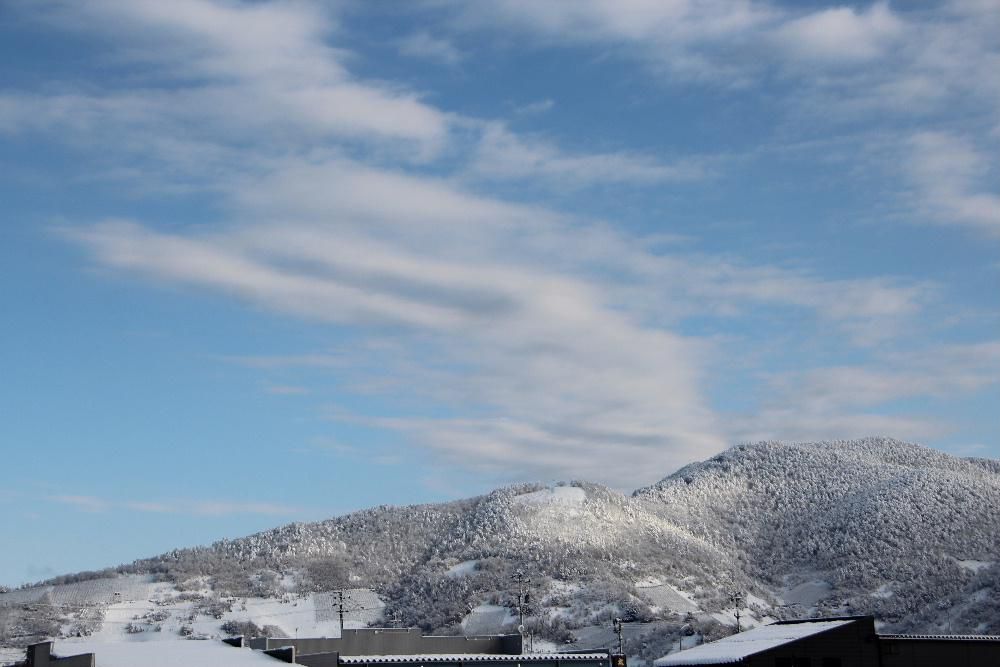 今朝は青空に映える雪の山も見える穏やかな一日のスタートで冬でも晴れ間が見えるとホッとします　また今夜から大雪の予報で気持ちも少し沈んでしまいますが今日の晴れ間を楽しみたいものですね