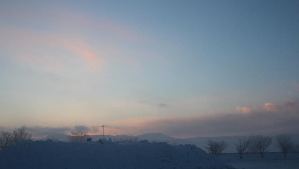 雪が降らなくいいですねえ　今朝も朝日が空を赤く染め冷えた空気が霧になって山がかすんで見えました　今はすっかり晴れて青空が広がっています 　この季節にアップできる写真は雪と空と雲と山しかありません　