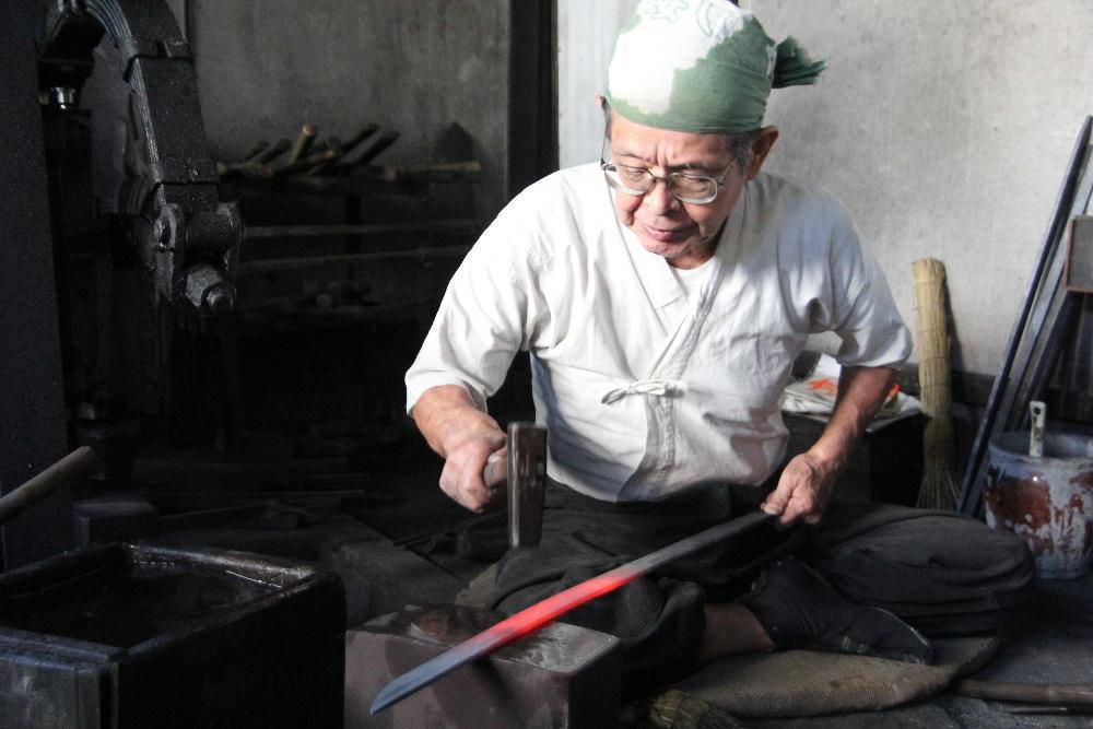 日本刀づくりを見たことがありますか　南陽８ミリクラブでは南陽市に生まれた日本刀の歴史上で「新々刀の祖」といわれている「水心子正秀」をテーマに郷土学習教材づくりを行っています　その一環として現在山形県で唯一の日本刀づくりをしている上林恒平氏を取材しています。彼の鍛刀場を何度か訪問し日本ができるまでをまとめています　玉鋼といわれる日本刀の原料である鉄鉱石から長い工程を経て日本刀づくりができるまでを映像におさめていますがその工程に驚き感動しながら日本刀づくりを見せてもらっています　完成は１１月を予定し上映会を開催しますのでかぜひ上映会にお出でください