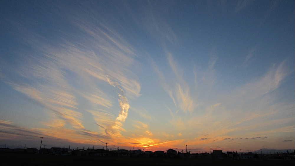 西の空に静かに太陽が沈み鳥が大きく羽ばたいているように少しずつ赤く染まっていきました　東の空には月齢１１日の月が昇り始め西の太陽とランデブーです　北西の空にあるうろこ雲は少しずつ赤味を帯びまさに秋を感じさせる一瞬です　暑い暑いと言っていたのがウソのように最低気温が１０度と暖房が恋しい季節になりました　花々だけでなく雲も季節を伝えてくれる風物の一つです