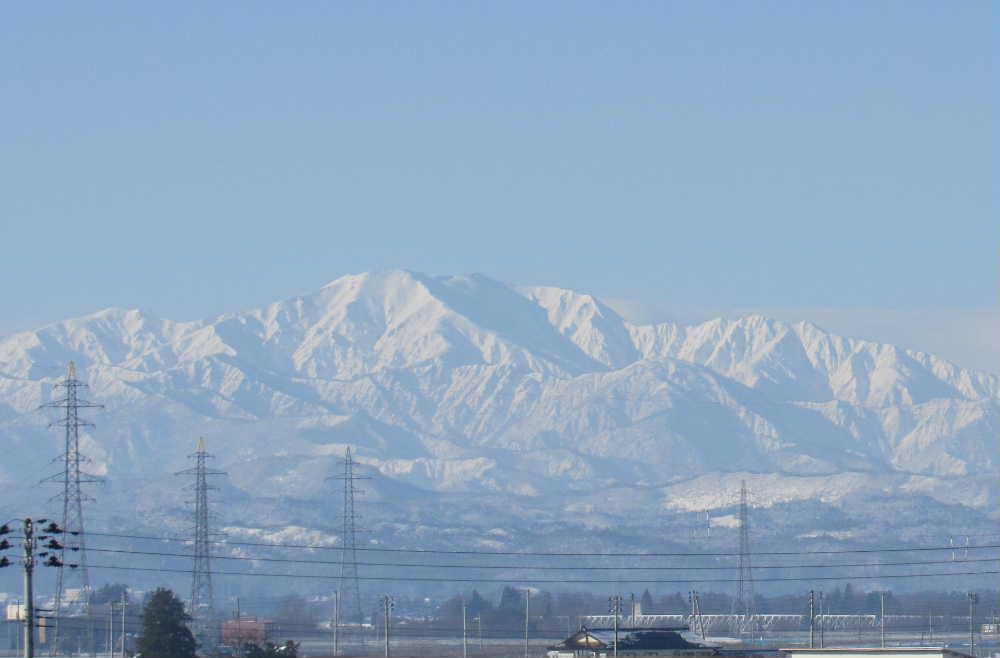 一昨日は初冬としては珍しくきれいに晴れわたり　雪を抱いた飯豊山を運転中に目にとまり　思わず車を停めて撮った1枚です　今冬はもうこのような景色に出会うことがないのではとおしんでカメラアに収めました　今日から天気は下り坂のようでこんな風景に出会うこともあまりなくなるのでしょうか