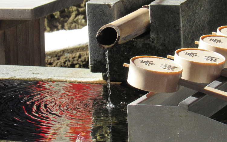 いよいよ今日から２０２６年令和８年が本格的にスタートします　学校や会社　役所などが一斉に始まります　９連休という人もいたのではないかと思いますが心を新たにしてスタートです　とある市内の神社の手水です　お清めして１年を乗り切りたいものです