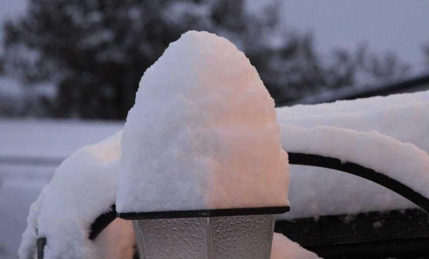 うっすらと降った雪が早朝の薄暗い玄関灯のやわらかな光を受けてオレンジ色に染まっています　積もった雪が造る造形美は想像できないような形となります　例年よりは少ない降雪量で絵になるような形を作り出してくれませんが今年の雪はこれからどのような造形美を造り出してくれるでしょうか