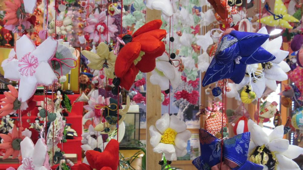 今年も高畠町の道の駅で「つるし雛」が飾られています　吊るし飾りとも呼ばれていますがひな祭りの時に糸の先に布製の人形などをつるして雛人形として飾ったものです　全国的には酒田市の傘福　静岡県東伊豆町稲取の雛の吊るし飾り　柳川市のさげもんが日本三代つるし飾りと呼ばれているようです　それが今ではどこでも飾られるようになりましたが趣味や手芸など広く一般の人が創るようになり今ではどこでもつるし飾りが飾られるようになりました　ひな壇にならぶお雛様もいいですがつるし雛もかわいいです　