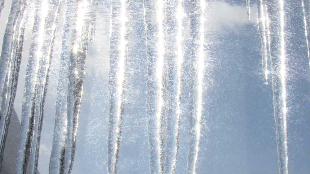 連日寒い日が続き今年もつららの季節になりました　朝の光を受けてつららがキラキラと光っています　これから冬本番ですが大雪の予報に反してあまり雪が降らずホッとしていあます　今朝もサラッと雪が降りましたがあまり雪が降らずありがたい一日のスタートです