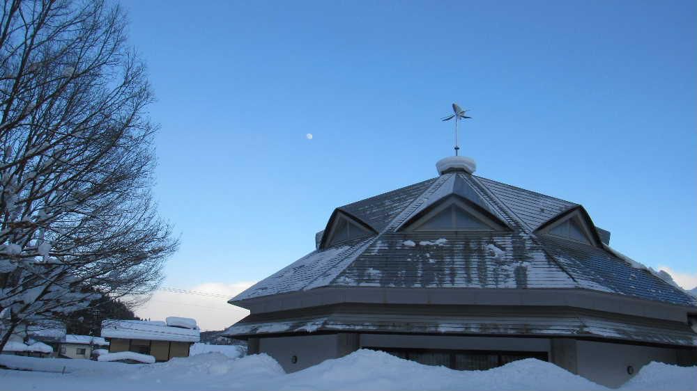 月齢11.3の月  昨日は朝から猛烈な雪が降り雪かきから１日がスタート　所要があって市内漆山の夕鶴の里に出かけてきました　日中は晴れたり雪が降ったり吹雪いたりを繰り返していましたが　夕方用事が終って帰宅する頃晴れた青空に薄っすらと月が浮かんでいました　月齢11.3 　満月は２月２日スノームーンと呼ばれる月です　今日も大雪の予報が出ています ２月２日は晴れて冬の満月をみてみたい