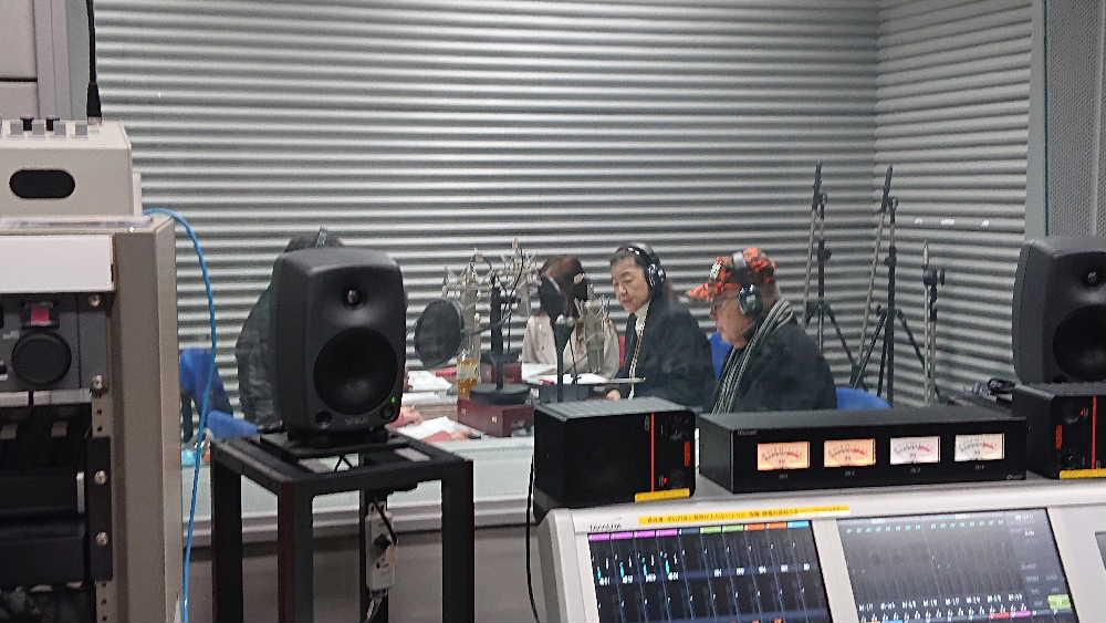 マーちゃんがYSCラジオに出ています と言っても自分の番組をもっているわけではなく毎週日曜日午後6時10分から7時まで放送の「輝けサンデー歌謡パラダイス」という番組の中で「元気な百年時代・はばたけふるさと南陽」のコーナーで水心子正秀について白岩英也さんと5~10分ほど語り合う番組でレギュラーで出ています 収録中のスタジオの風景ですが もちろん写っていませんがこんな雰囲気で毎回行っています ほとんどお聴きになっている人はいないでしょうが興味のある方はダイヤルをあわせてみてください