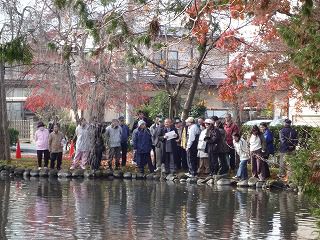 比嘉先生を囲んで池の浄化を学ぶ