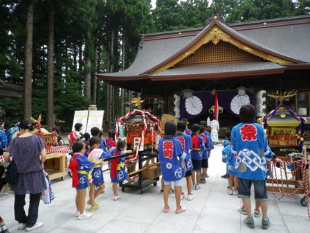 總宮神社のお祭りで、子ども御輿。