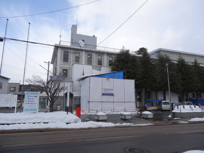 長井市役所（第一庁舎）は耐震工事中です。