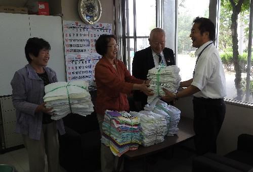 長井市老人ｸﾗﾌﾞ女性委員がタオルを寄付いたしました。