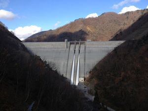 長井ダムが越流しています