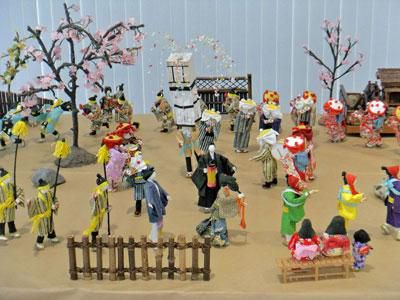 ☆道の駅で和紙人形教室作品「伊佐沢念佛踊り」を展示しています