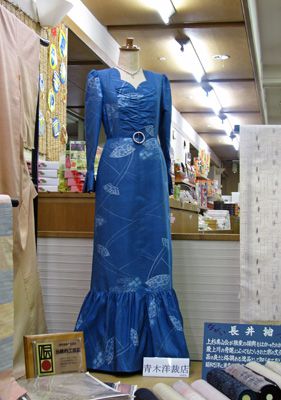【長井紬のイブニングドレスを展示しています】