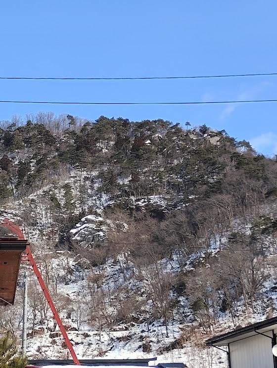 雪解けの岩部山