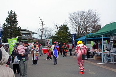 高畠町のチンドン隊がPRに来てくれました