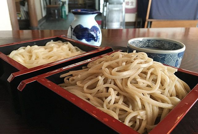 長井市《はせ川屋》の二色合盛りそば