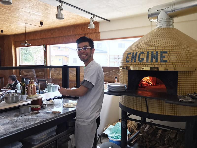 長井市《BBQ居酒屋えんじん》のナポリピッツァ