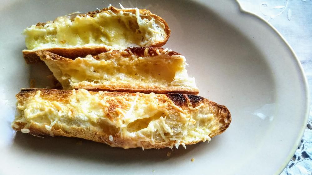 バター付きパンならぬ、チーズ付きパンを食べる