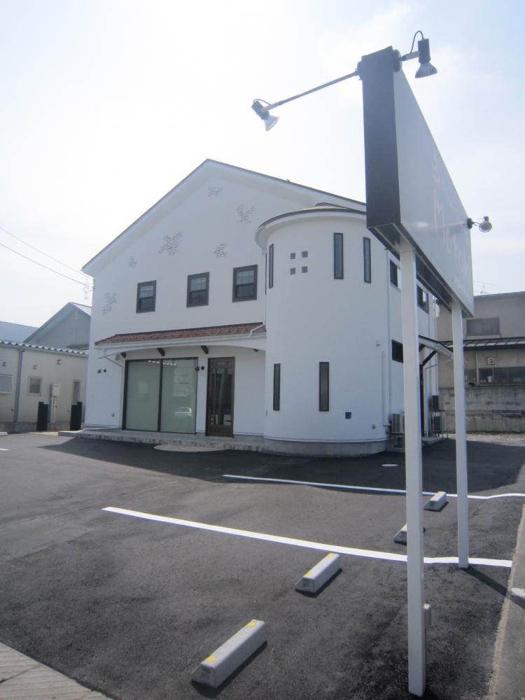 「私のしろい家」江俣、「フラワーギフト　モトキ」様。駐車場工事完成です。