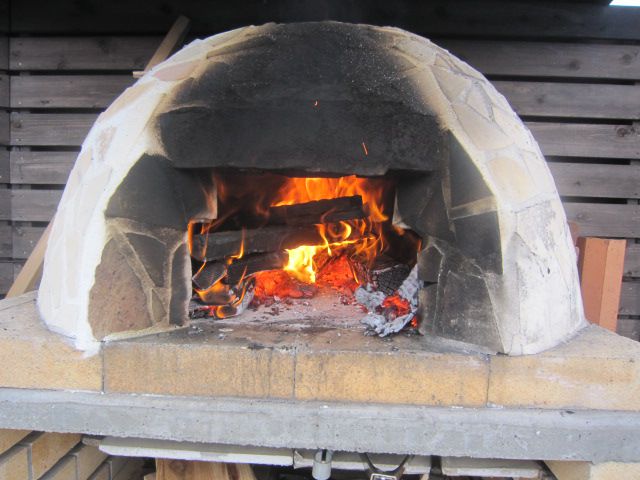 ピザ窯に火が入りました。春の「感謝祭＆相談会」開催！