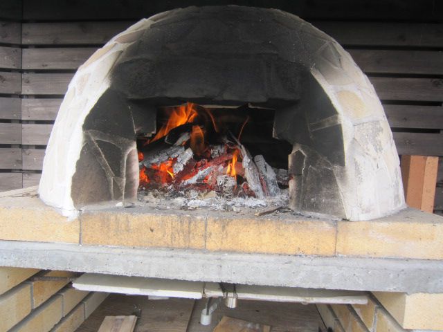 ピザ窯に火が入りました！お待ちしています。