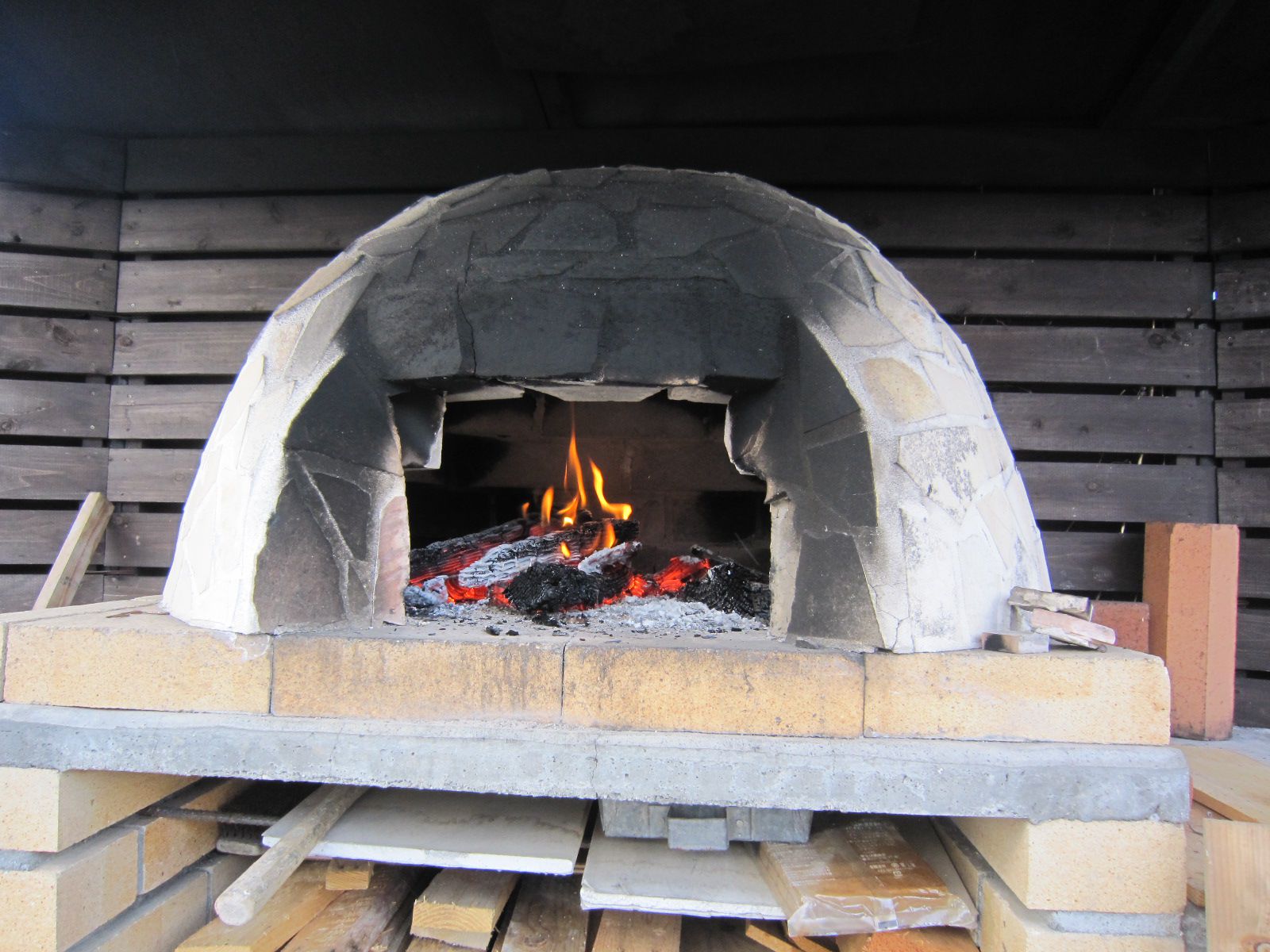 ピザ窯に火が入りました。