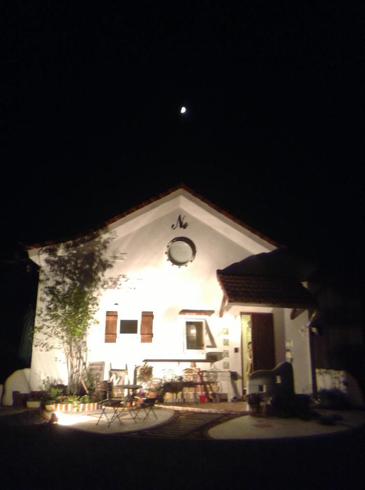 月と「私のしろい家」