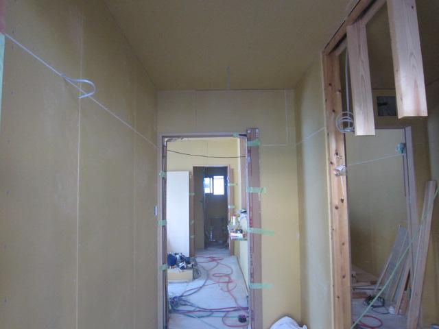 新築住宅の玄関ホール　もうすぐスイス漆喰でまっ白に仕上げます。