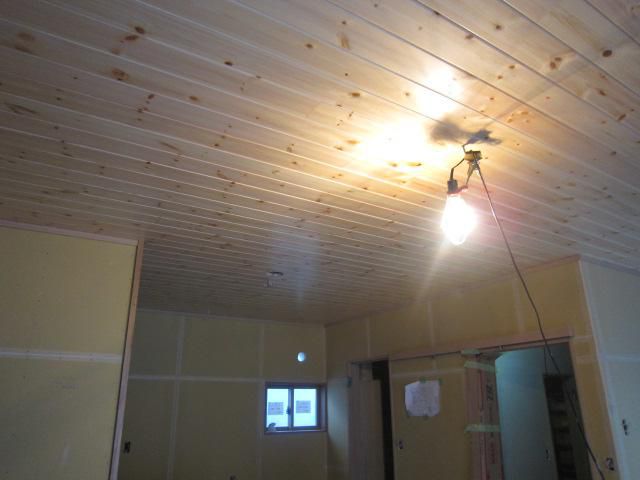 しろい家内部天井板張り仕上げ中！