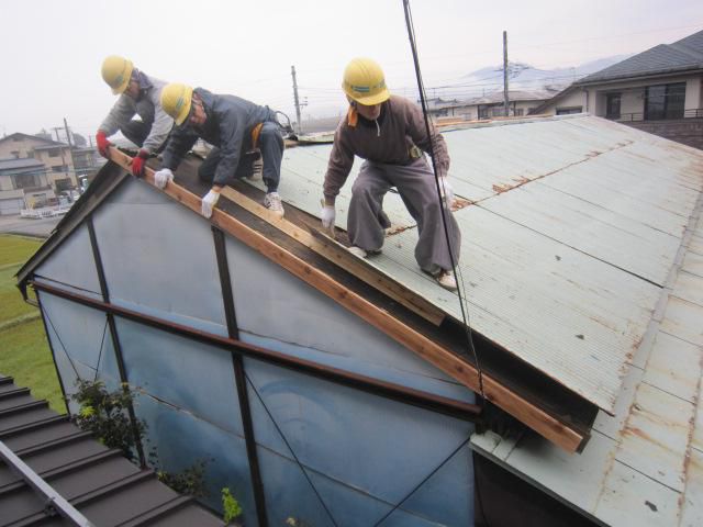プレハブの建物の屋根替えリフォーム工事着工です。