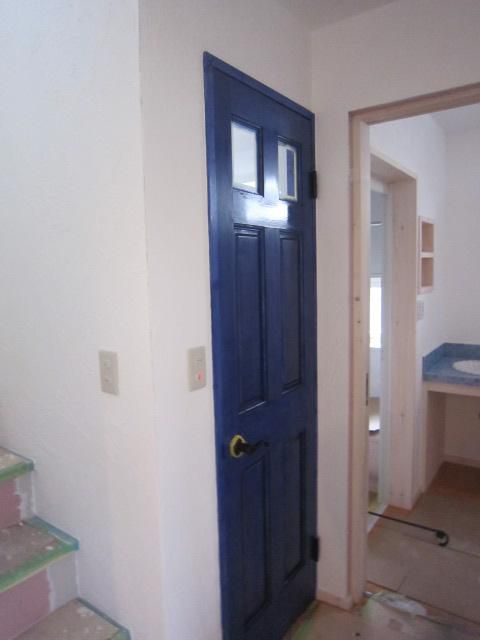 青いドアと真っ白いスイスしっくい。