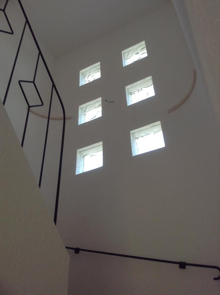 階段室の六つの窓。「私のしろい家」住吉台。