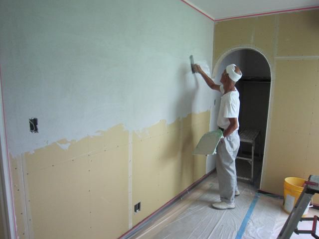 大ベテラン職人が、ハチマキ巻いて塗り壁中！！「私のしろい家」みはらし。